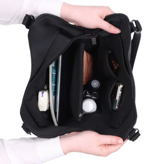 Kabelka přes rameno s praktickým vnitřním uspořádáním Le Sands materiál syntetická kůže zapínání na zip barva černá velikost velká 4654 C Vnitřek