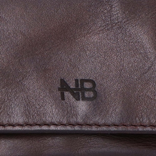 Malá kožená peněženka s čistým designem Noelia Bolger materiál kůže zapínání na cvoček barva hnědá velikost malá 5134 NB H Logo