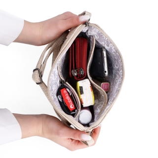 Malá crossbody kabelka s jemným elegantním vzorem Carmelo materiál syntetická kůže zapínání na zip barva béžová velikost malá 4337 BE Vnitřek