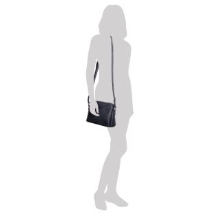 Minimalistická crossbody kabelka Le Sands materiál syntetická kůže zapínání na zip barva černá velikost malá 7710 C Na postavě