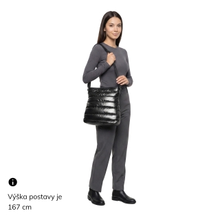 Moderní dámská kabelka z nadýchaného nylonu Carmelo materiál nylon zapínání na zip barva zelená velikost střední 4382 PE Na postavě
