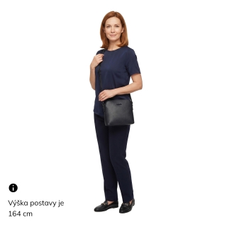 Elegantní crossbody kabelka s čistým designem LeSands materiál syntetická kůže zapínání na zip barva černá velikost malá 4607 C Na postavě