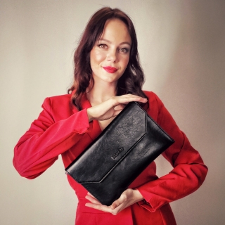 Elegantní kabelka ve stylu psaníčka Le Sands materiál syntetická kůže zapínání na zip barva černá velikost malá 7711 C Lifestyle