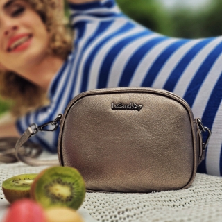 Malá crossbody kabelka s odnímatelným popruhem Le Sands materiál syntetická kůže zapínání na zip barva metalická velikost malá 4370 BR Lifestyle