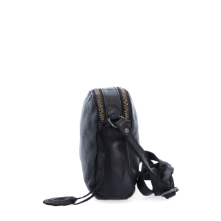 Kvalitní kožená crossbody kabelka Noelia Bolger materiál kůže zapínání na zip barva černá velikost malá NB 2408 C Z boku