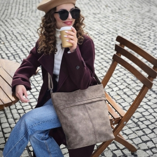 Praktická crossbody kabelka ze syntetického materiálu Tangerin materiál syntetická kůže zapínání na zip barva hnědá velikost velká 1108 H Lifestyle