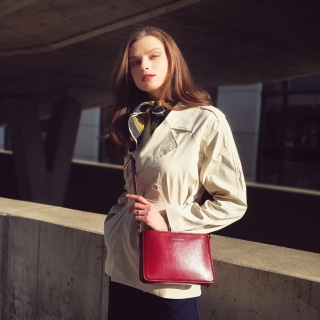Elegantní, pevnější kožená crossbody kabelka Noelia Bolger materiál kůže zapínání na zip barva červená velikost malá NB 0103 TCV Lifestyle