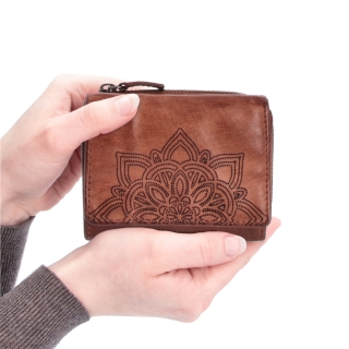 Malá kožená peněženka v boho stylu Noelia Bolger materiál kůže zapínání na cvoček barva koňaková velikost malá 5124 NB KO V ruce