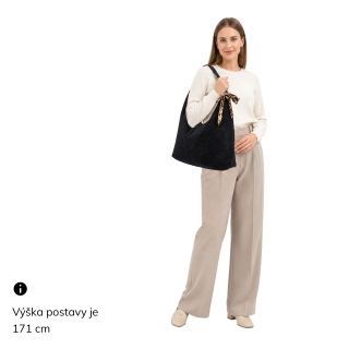 Elegantní kabelka přes rameno s ozdobným šátkem Carmelo materiál syntetická kůže zapínání na zip barva hnědá velikost velká 4655 TH Na postavě