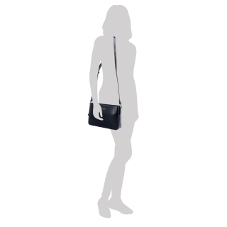Elegantní, pevnější kožená crossbody kabelka Noelia Bolger materiál kůže zapínání na zip barva černá velikost malá NB 0103 C Na postavě