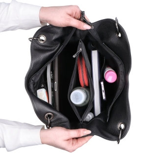 Elegantní kožená kabelka s uchy s řetízkem Noelia Bolger materiál kůže zapínání na zip barva černá velikost velká NB 3001 C Vnitřek