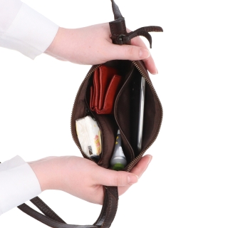Malá elegantní kožená crossbody kabelka Noelia Bolger materiál kůže zapínání na zip barva hnědá velikost malá NB 2420 H Vnitřek