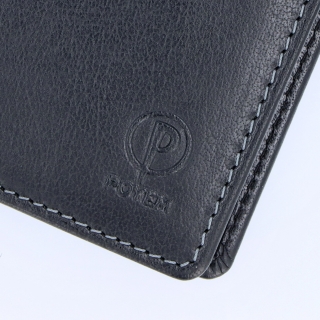 Minimalistická a praktická kožená peněženka Poyem materiál kůže zapínání Bez zapínání barva černá velikost malá 5242 Poyem C Logo