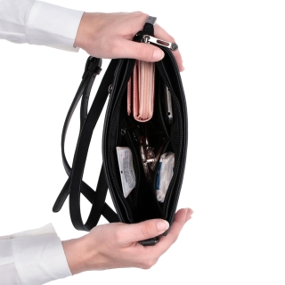 Elegantní, pevnější kožená crossbody kabelka Noelia Bolger materiál kůže zapínání na zip barva černá velikost malá NB 0103 C Vnitřek