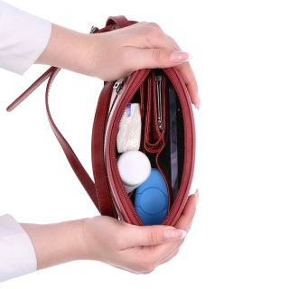 Luxusní malá kožená crossbody kabelka Noelia Bolger materiál kůže zapínání na zip barva červená velikost malá NB 0080 TCV Vnitřek