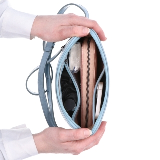 Elegantní kožená crossbody k šatům i saku Noelia Bolger materiál kůže zapínání na zip barva modrá velikost malá NB 0078 SM Vnitřek