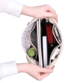 Střední crossbody kabelka s přední kapsou na cvoček Carmelo materiál syntetická kůže zapínání na zip barva černá velikost střední 4331 C Vnitřek