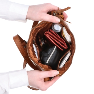 Kožená crossbody kabelka s moderním designem Noelia Bolger materiál kůže zapínání na zip barva koňaková velikost malá NB 2400 KO Vnitřek