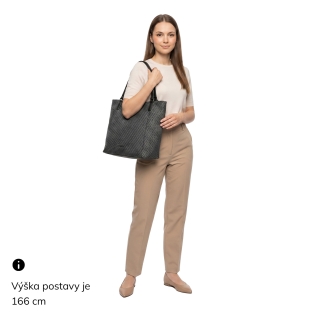 Prostorná shopperka ve stylu straw Le Sands materiál syntetická kůže zapínání na zip barva černá velikost velká 4620 C Na postavě