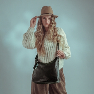 Kožená crossbody kabelka s moderním přívěskem Noelia Bolger materiál kůže zapínání na zip barva černá velikost střední NB 3106 C Lifestyle