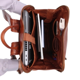 Kožený batoh s přihrádkou na notebook Poyem materiál kůže zapínání na zip barva koňaková velikost velká 2226 Poyem KO Vnitřek