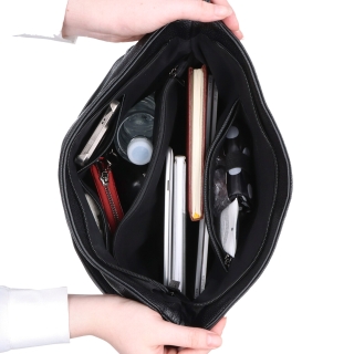 Velká crossbody kabelka Carmelo materiál syntetická kůže zapínání na zip barva černá velikost velká 4322 C Vnitřek