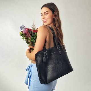 Elegantní kožená kabelka Noelia Bolger materiál kůže zapínání na zip barva černá velikost velká NB 0057 C Lifestyle