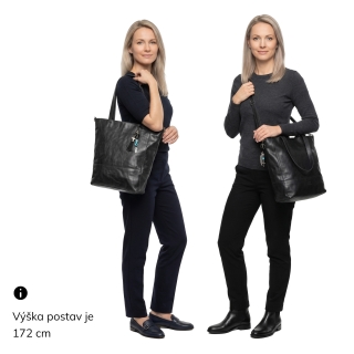 Prostorná kožená kabelka s přívěskem Noelia Bolger materiál kůže zapínání na zip barva černá velikost velká NB 3102 C Na postavě