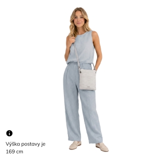 Minimalistická crossbody kabelka s jemným vzorem Carmelo materiál syntetická kůže zapínání na zip barva béžová velikost malá 4397 K Na postavě