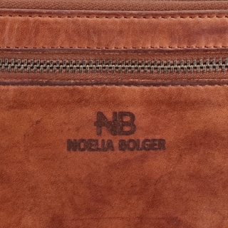 Větší kožená peněženka s motivem mandaly Noelia Bolger materiál kůže zapínání na zip barva koňaková velikost velká 5123 NB KO Logo