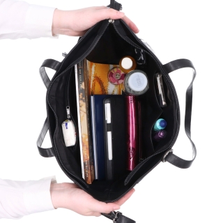 Velká kožená crossbody kabelka s přívěskem Noelia Bolger materiál kůže zapínání na zip barva černá velikost velká NB 3109 C Vnitřek