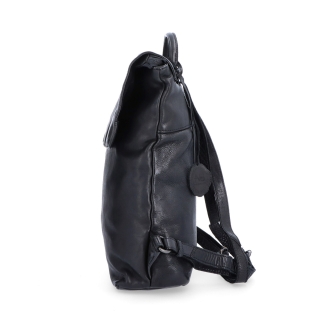 Kožený batoh s klopou ve vintage stylu Noelia Bolger materiál kůže zapínání na zip barva černá velikost střední NB 2014 C Z boku