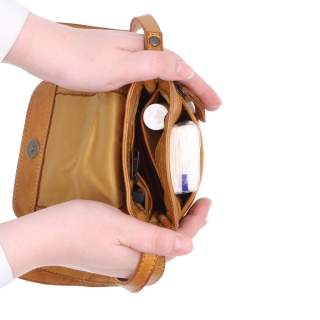 Kožená crossbody taška s klopou Noelia Bolger materiál kůže zapínání s klopou barva žlutá velikost malá NB 2418 ZLU Vnitřek