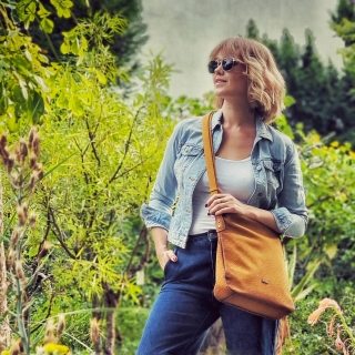 Střední jednoduchá crossbody kabelka Indee materiál syntetická kůže zapínání na zip barva žlutá velikost střední 6317 ZLU Lifestyle