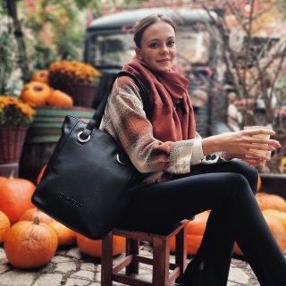 Designová kabelka přes rameno Carmelo materiál syntetická kůže zapínání na zip barva černá velikost velká 4270 C Lifestyle