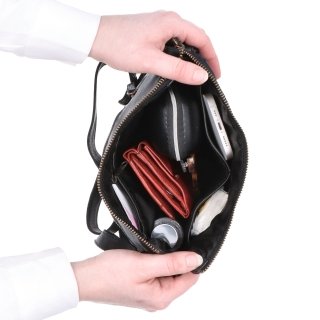 Kožená crossbody kabelka s moderním designem Noelia Bolger materiál kůže zapínání na zip barva černá velikost malá NB 2400 C Vnitřek