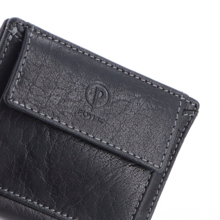 Unisex kožená peněženka Poyem materiál kůže zapínání na cvoček barva černá velikost malá 5239 Poyem C Logo