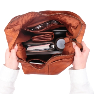 Velká prošívaná kožená shopper kabelka Noelia Bolger materiál kůže zapínání na zip barva koňaková velikost velká NB 2077 KO Vnitřek