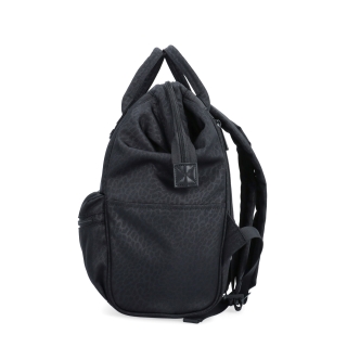 Praktický dámský batoh pro každý den Carmelo materiál nylon zapínání na zip barva černá velikost střední 6611 C LE Z boku