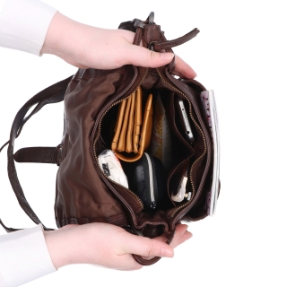Kožená crossbody kabelka se zdobenou klopou Noelia Bolger materiál kůže zapínání s klopou barva hnědá velikost střední NB 2030 H Vnitřek