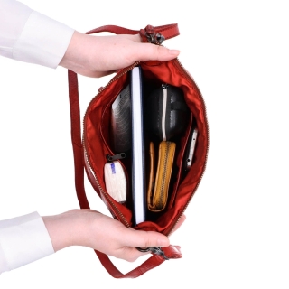 Menší kožená kabelka s popruhem a uchem Noelia Bolger materiál kůže zapínání na zip barva červená velikost malá NB 2409 CV Vnitřek