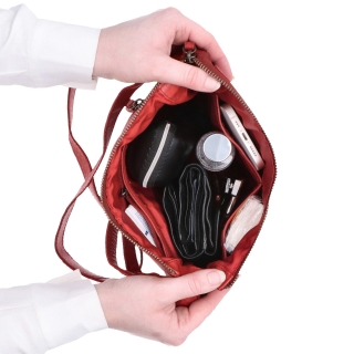 Kožená crossbody kabelka s moderním designem Noelia Bolger materiál kůže zapínání na zip barva červená velikost malá NB 2400 CV Vnitřek