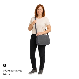 Elegantní crossbody kabelka s klopou Tangerin materiál syntetická kůže zapínání na zip barva hnědá velikost střední 1115 H Na postavě