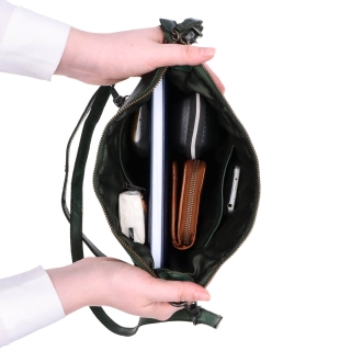 Menší kožená kabelka s popruhem a uchem Noelia Bolger materiál kůže zapínání na zip barva zelená velikost malá NB 2409 ZE Vnitřek