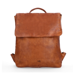 Kožený batoh s klopou ve vintage stylu Noelia Bolger materiál kůže zapínání na zip barva koňaková velikost střední NB 2014 KO Zepředu