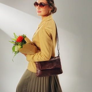 Crossbody kabelka z pravé kůže s klopou Noelia Bolger materiál kůže zapínání s klopou barva hnědá velikost střední NB 2024 H Lifestyle