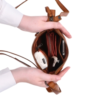 Elegantní kožená crossbody kabelka Noelia Bolger materiál kůže zapínání na zip barva koňaková velikost malá NB 2415 KO Vnitřek