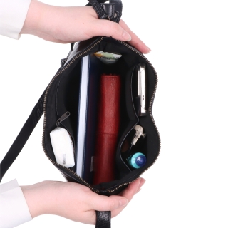Dámská kožená crossbody kabelka Noelia Bolger materiál kůže zapínání na zip barva černá velikost střední NB 2430 C Vnitřek
