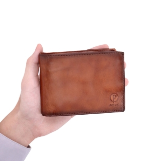Elegantní peněženka s dostatkem přihrádek a stylovým opálením Poyem materiál kůže zapínání Bez zapínání barva koňaková velikost malá 5248 Poyem KO V ruce