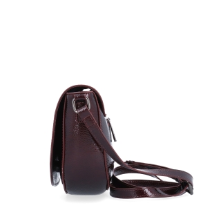 Elegantní crossbody kabelka s klopou Le Sands materiál syntetická kůže zapínání s klopou barva vínová velikost malá 4647 BO Z boku
